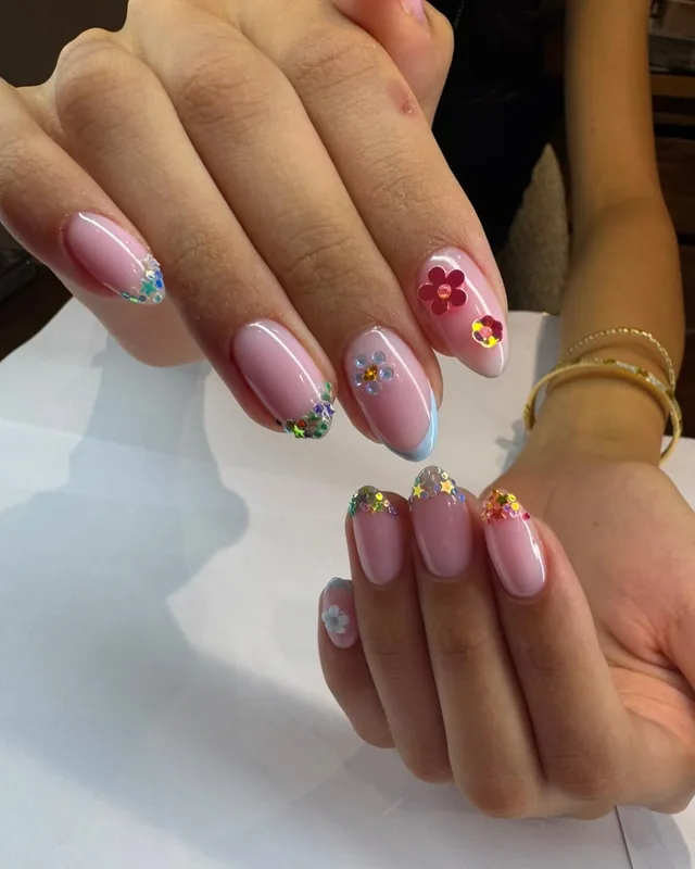 French manucure rose nude avec des fleurs en relief multicolores