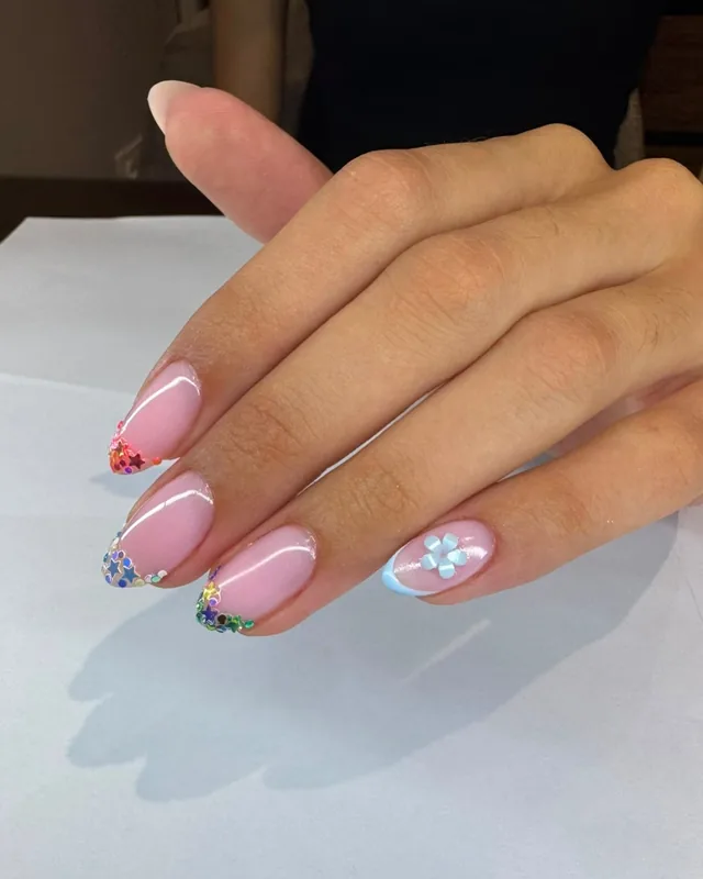 French manucure avec nail art fleuri et détails colorés