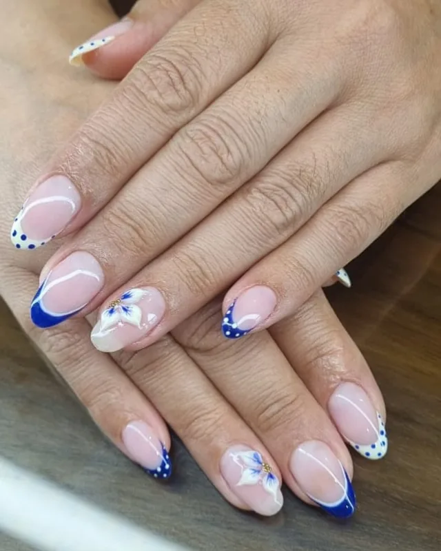 French manucure bleue avec fleurs blanches et pois