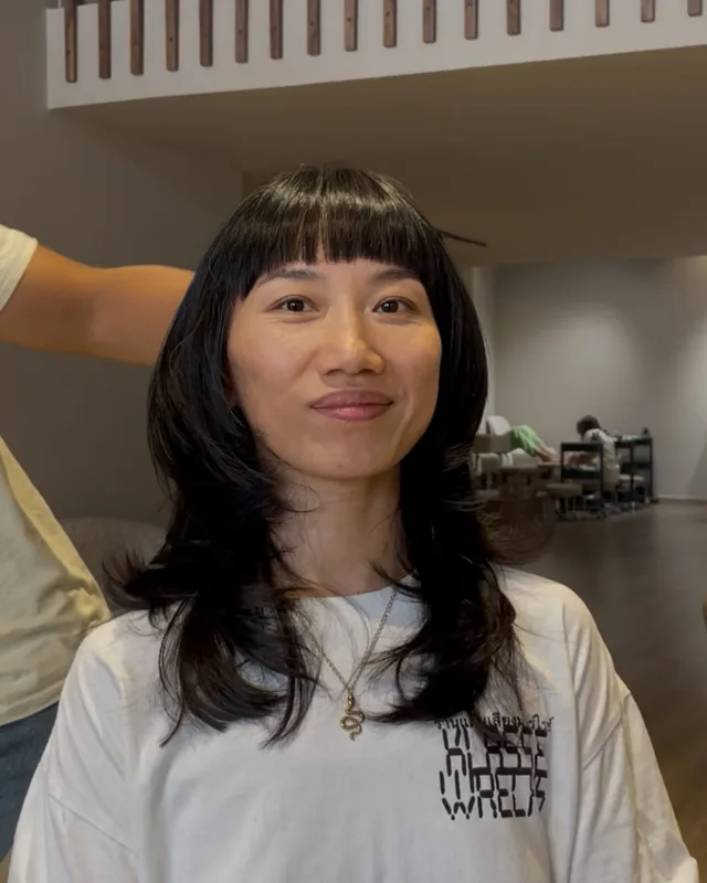 Coupe avec frange réalisée dans le salon
