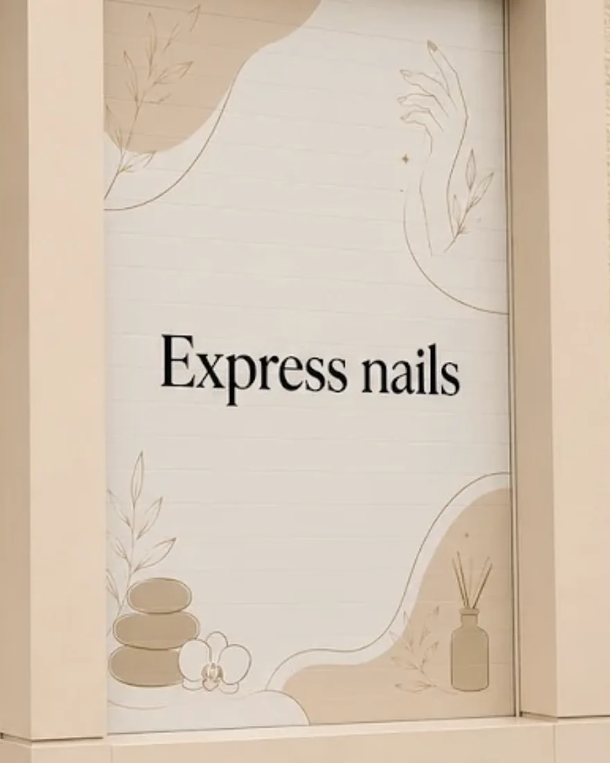 L'enseigne Express nails et le panneau des services sur la vitrine