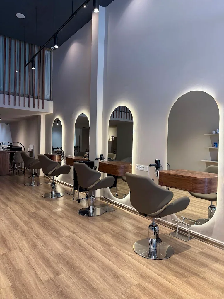 Les postes de coiffure du salon Express Nails, avec leurs miroirs en arche rétroéclairés