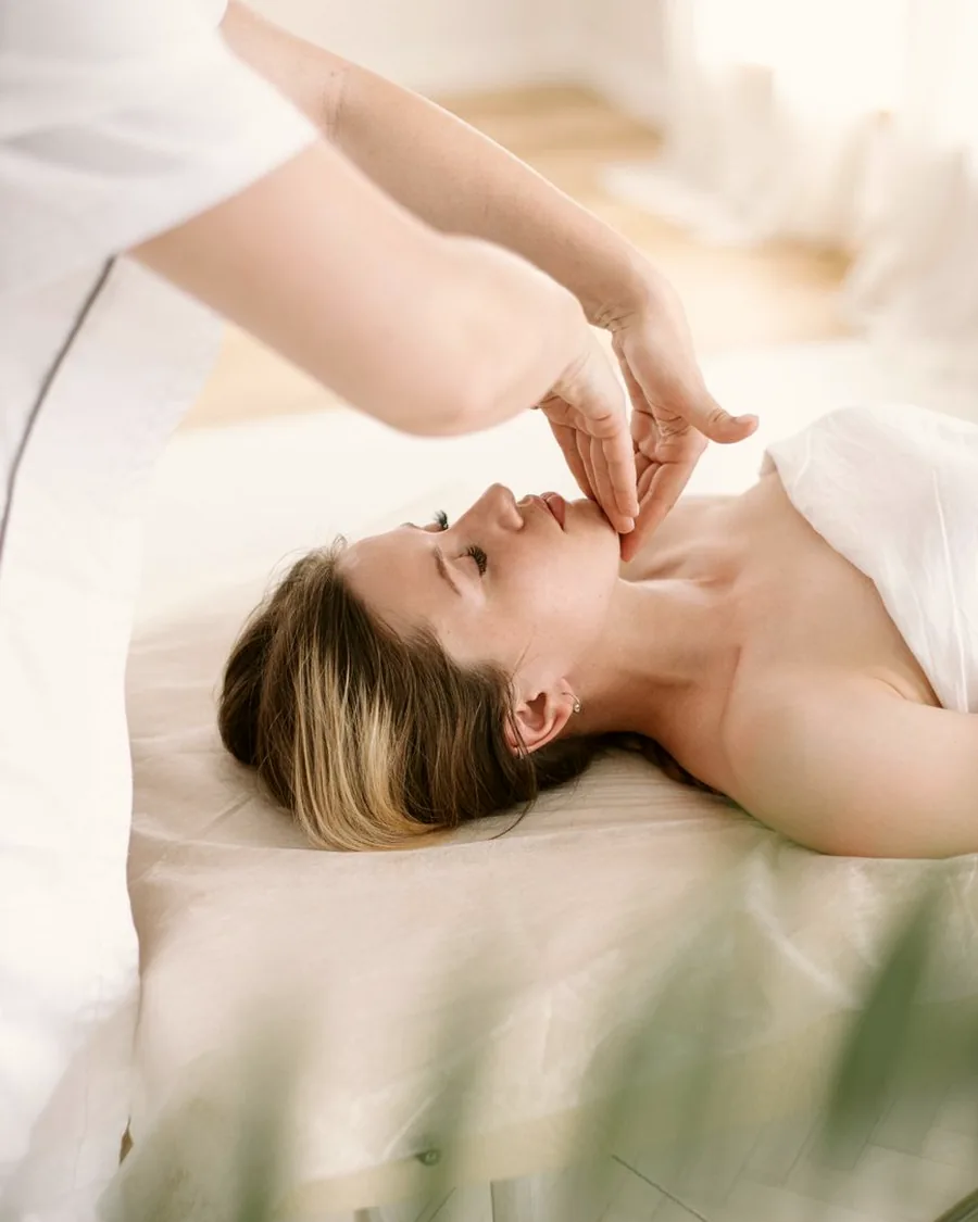 Soin du visage en cabine, allongée sur une table de soin